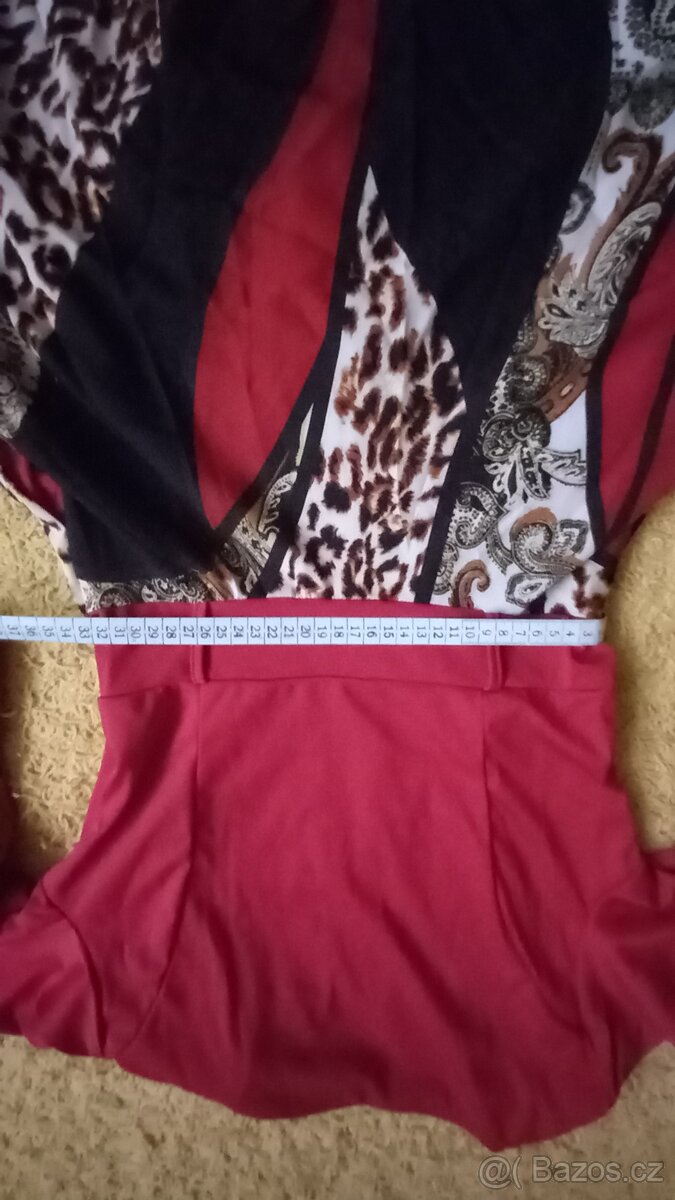 Červené šaty s kolovou barevnou sukní - 5