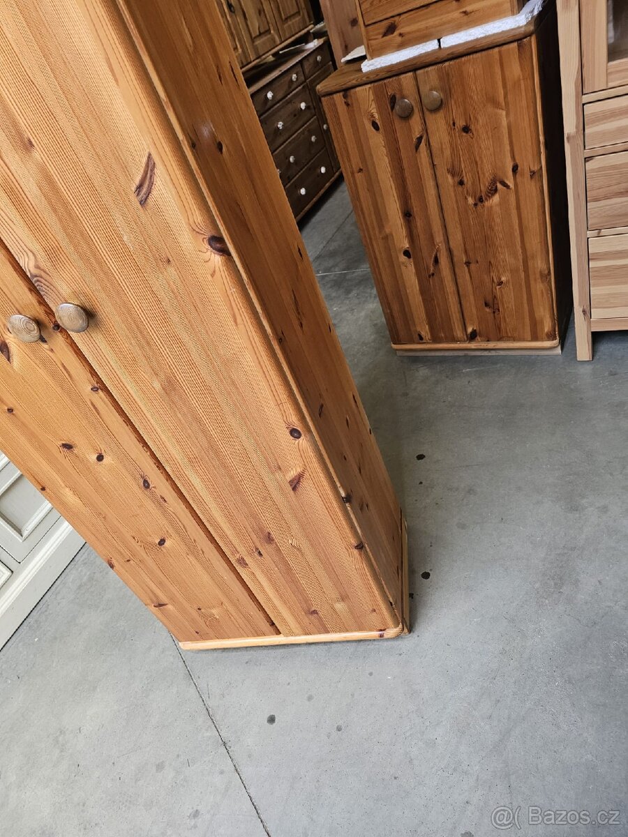 MASIVNÍ ŠATNÍ SKŘÍŇ - 5