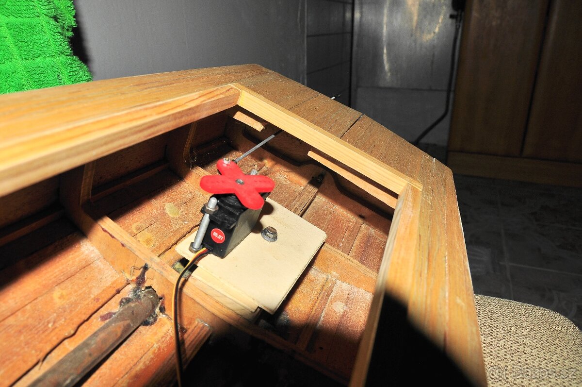 MODEL DŘEVĚNÉ LODI S MATERIÁLEM, DVA MOTORY, SERVO - 5