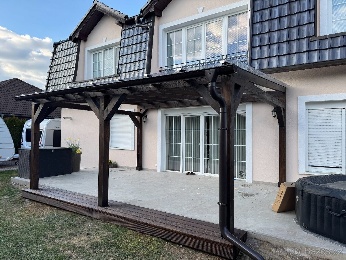 Masivní dřevěná pergola s čirým polykarbonátem – 5,5 × 4,35 - 5