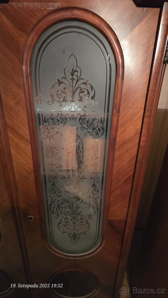 Starožitná skříň s řezbou - 5