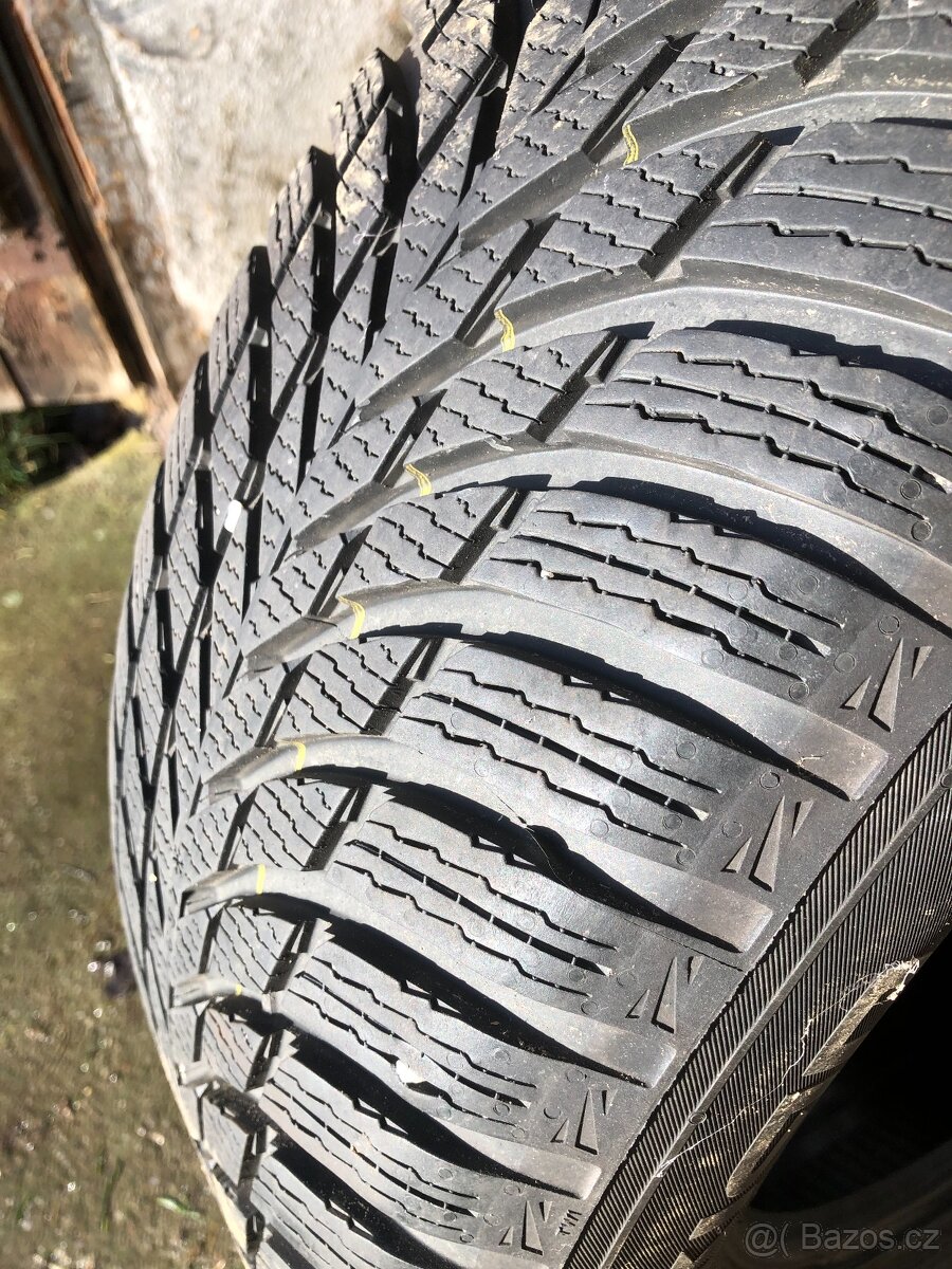 Nokian 235/60R18 - 5