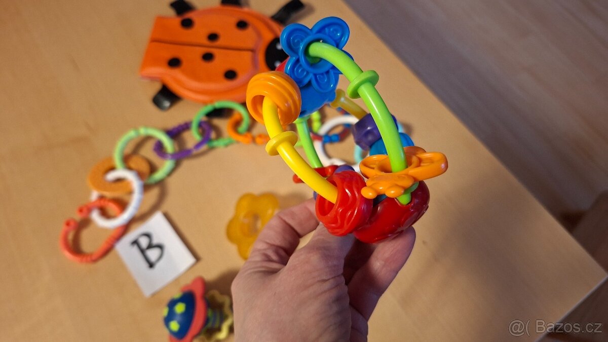 Lucka B - sada knížka, řetěz, chrastítko, kousátko - 5