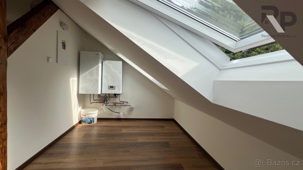 Pronájem jedinečného bytu ateliérového typu v podkroví rodin - 5