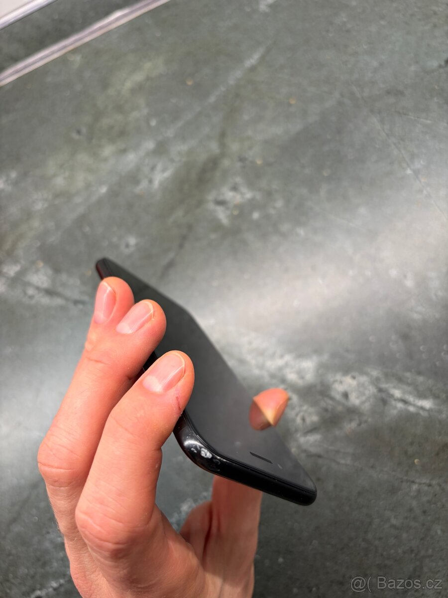 Apple iPhone 7 černý 32 GB - 5
