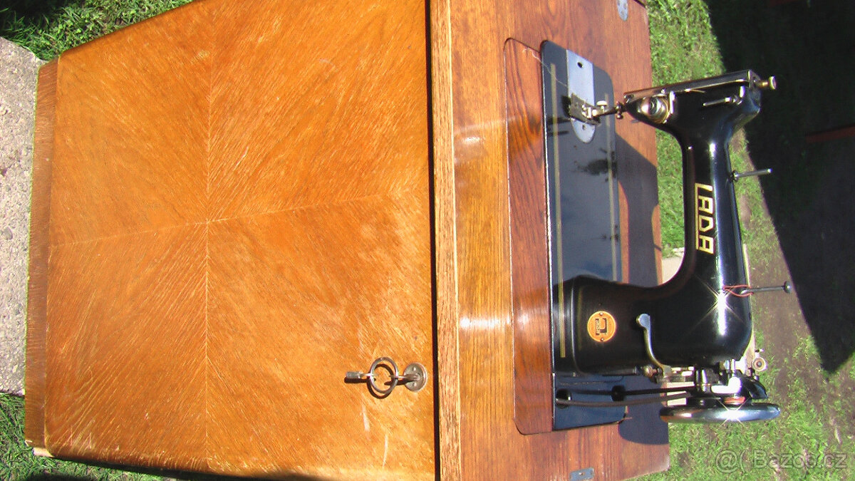 ŠLAPACÍ STROJ VE SKŘÍŇCE - 5