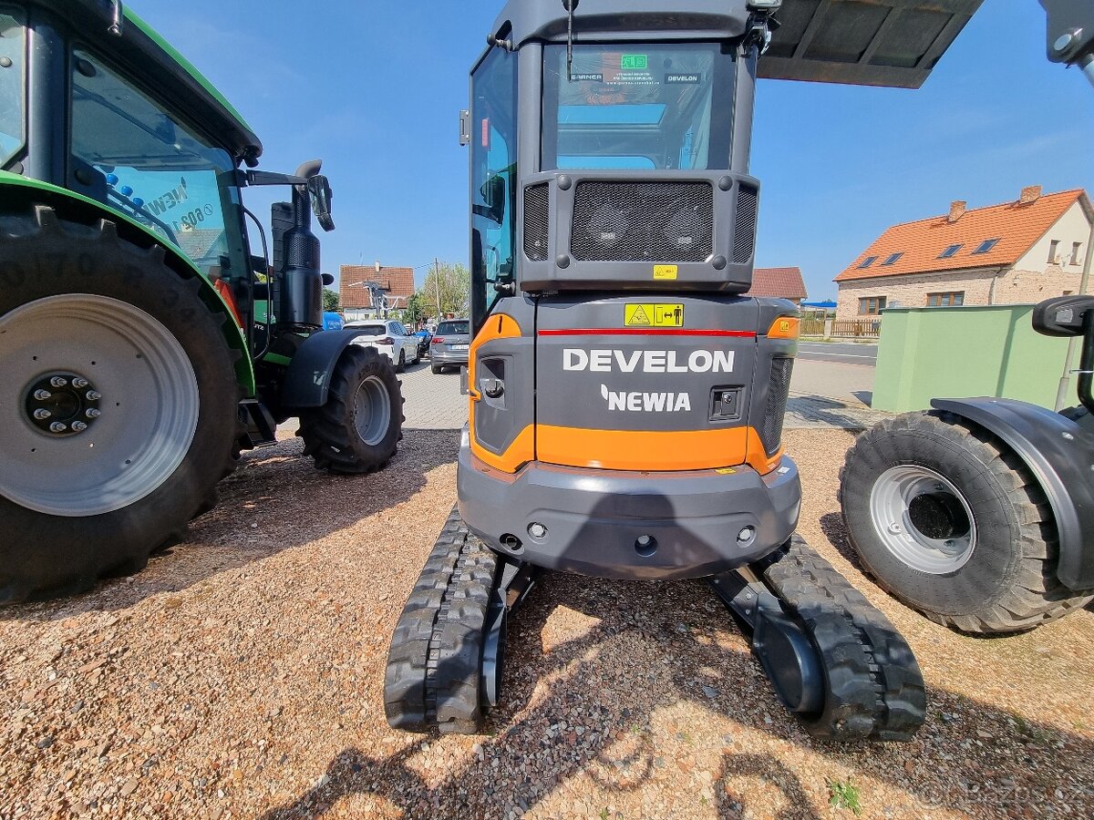 Minirypadlo Develon DX35-7 - 5
