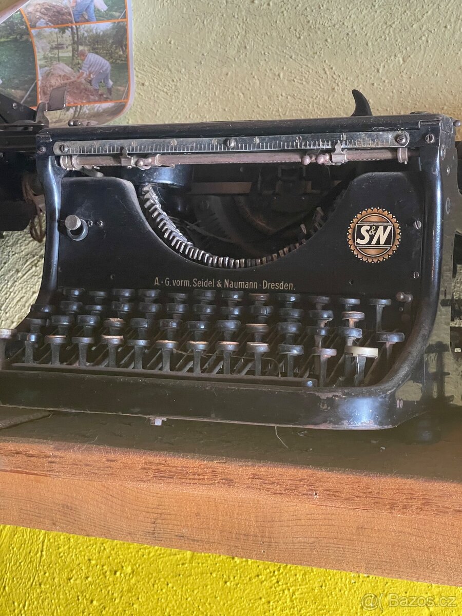 Staré psací stroje a váhy - 5