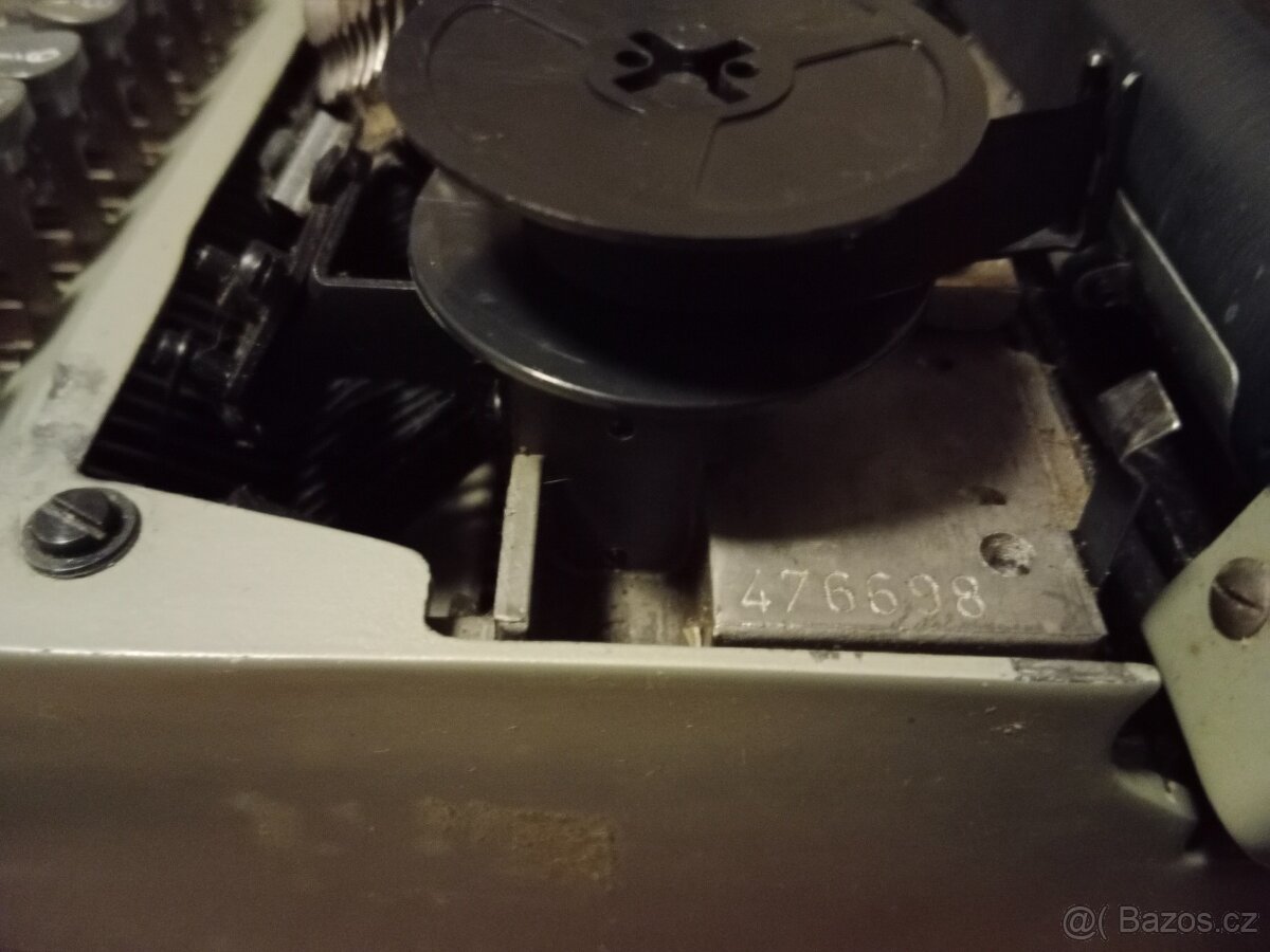 Prodám kufříkový psací stroj. - 5