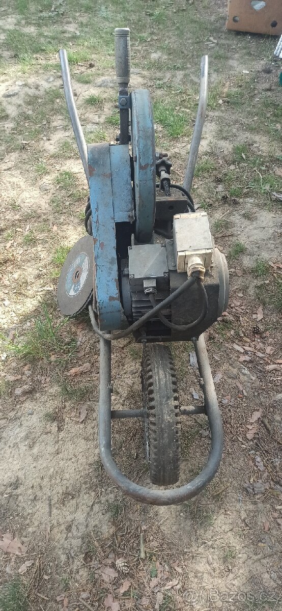 Velká řezačka na kov. - 5