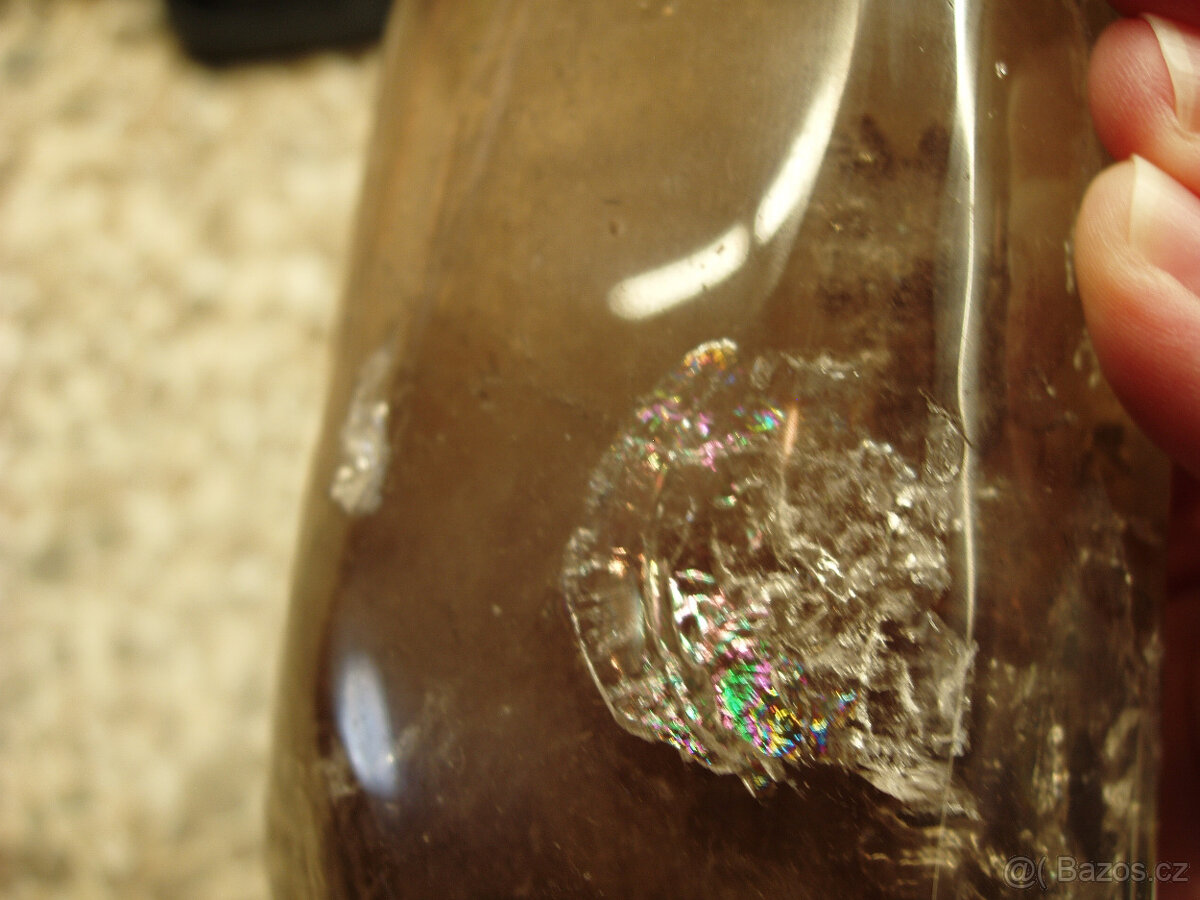 Krásná velká Záhněda jako světelný hladký krystal - 5