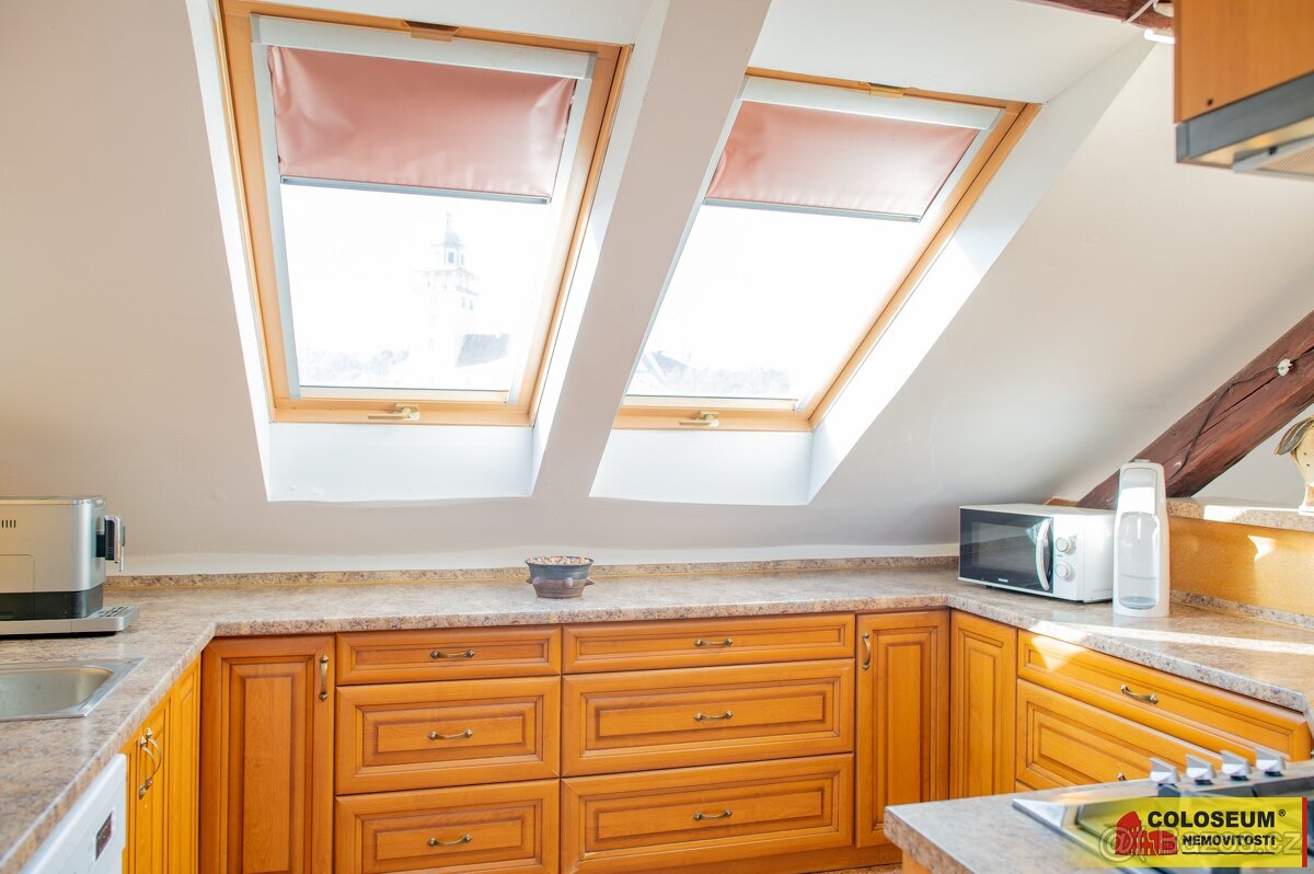 Moravský Krumlov, podkrovní byt 4+1, terasa, zahrada, dílna - 5