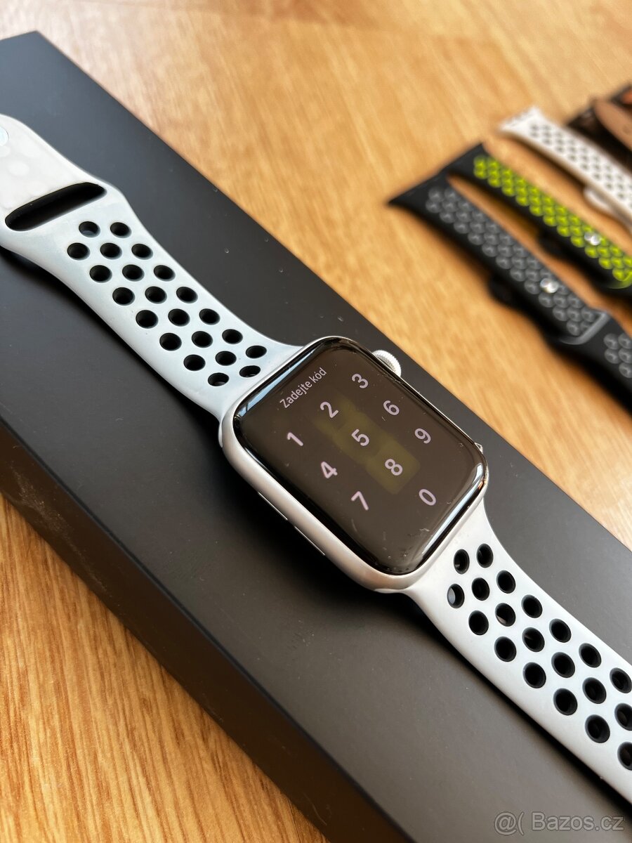 Prodám Apple Watch SE 44 2020 - 5