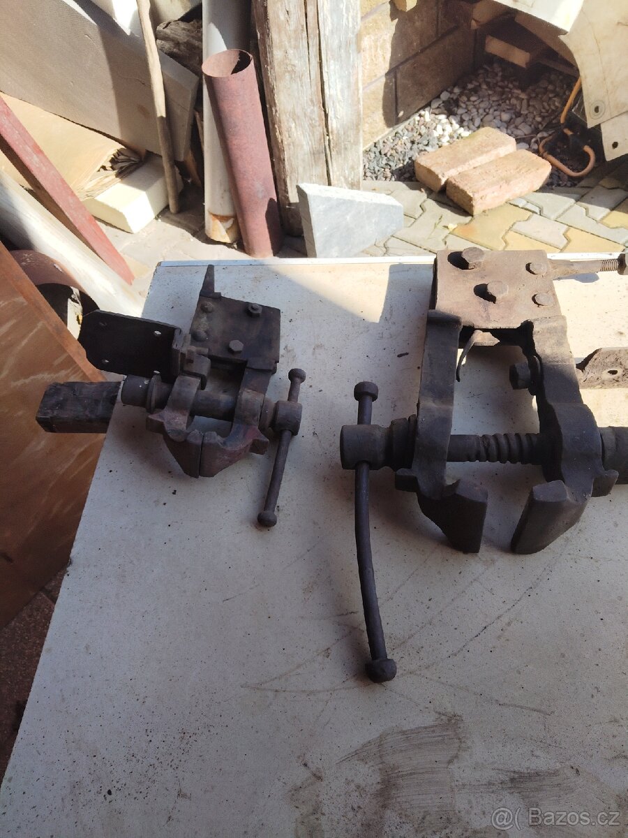 Kovářský svěrák, větší a menší. - 5