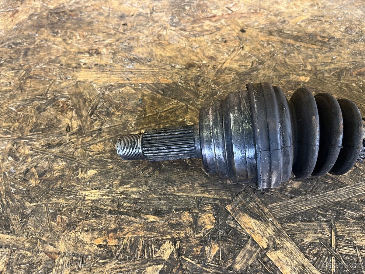 LEVÁ PŘEDNÍ POLOOSA BMW X3 E83 2.0D 110KW - 5