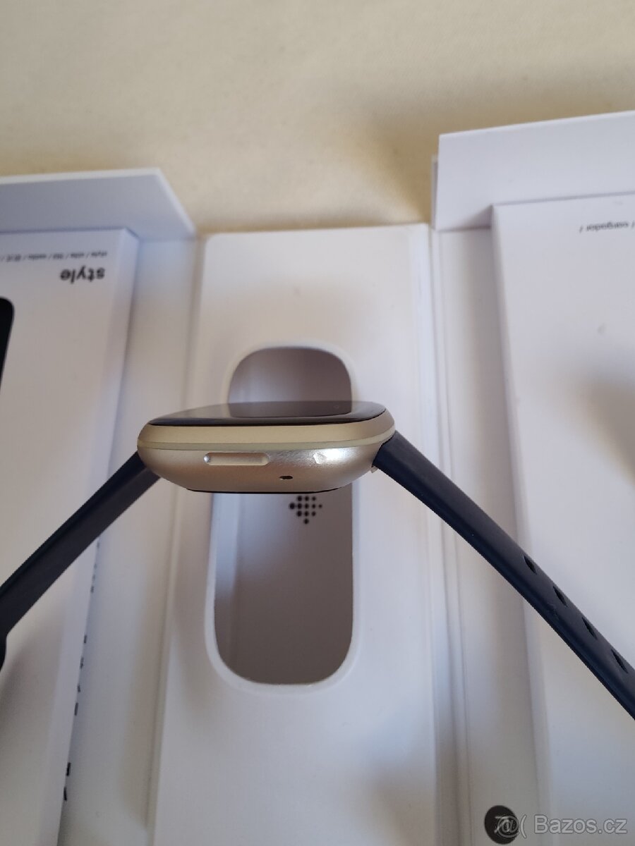 Chytré hodinky Fitbit Versa 3 - 5