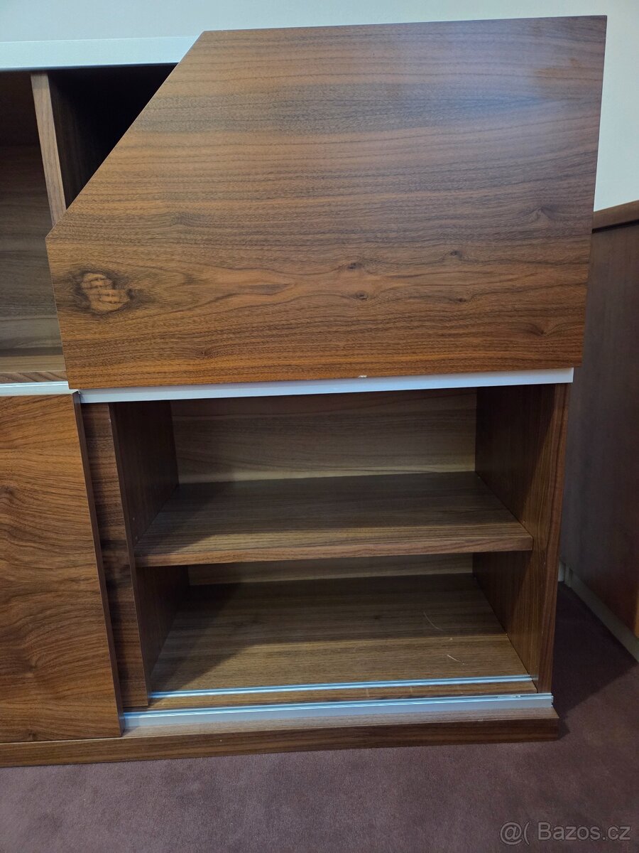 Skříň s posuvem a poličkami DÝHA OŘECH - 5