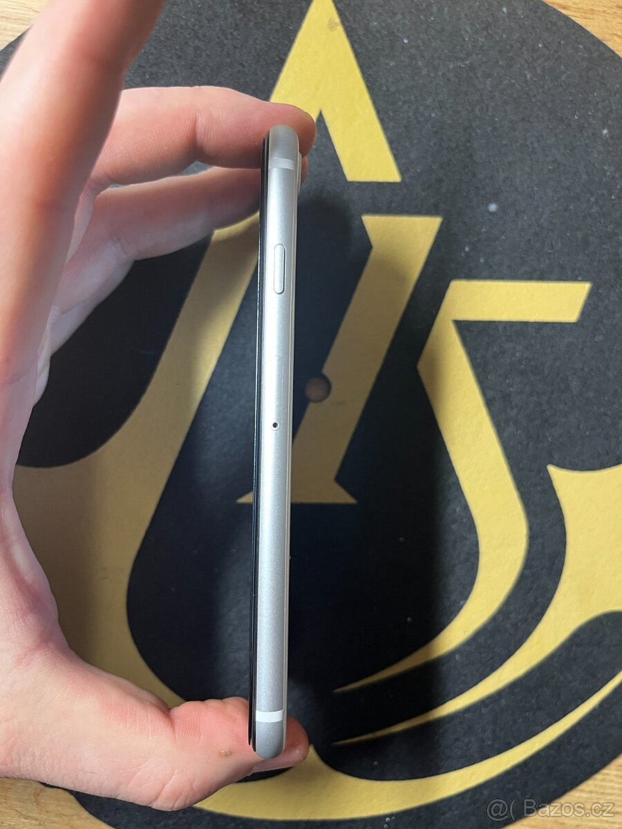 iPhone SE 2020 - 100% baterie/velmi hezký stav - 5