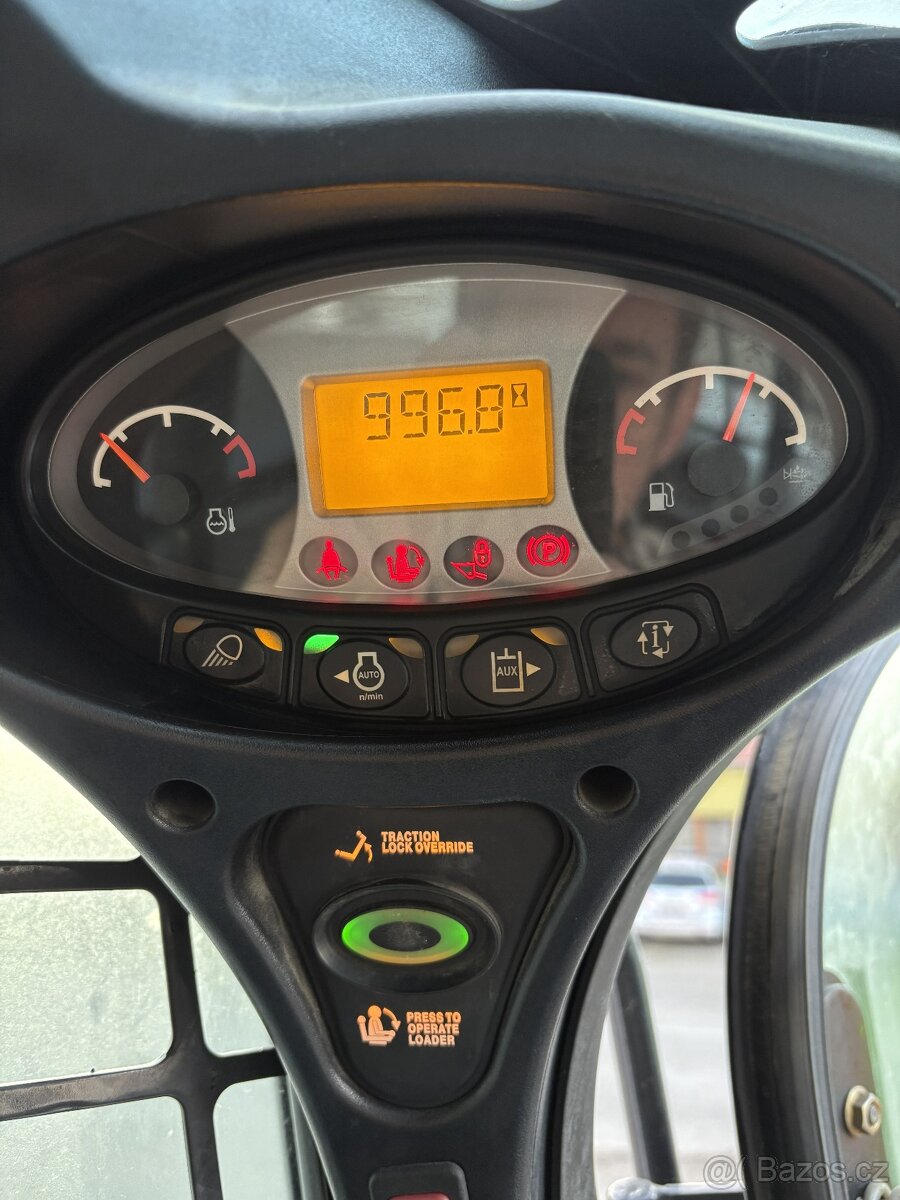 Smykový nakladč Bobcat S570 - 5