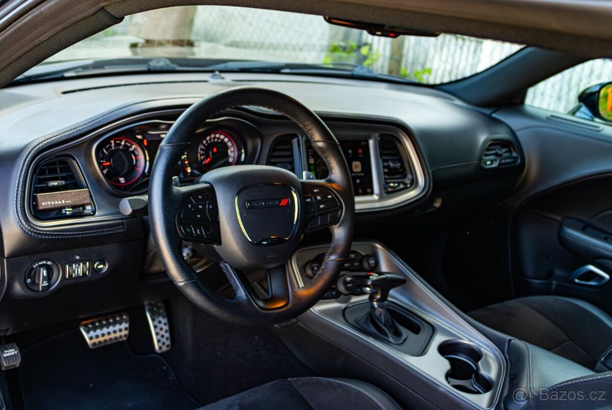 Dodge Challenger R/T 5.7 V8 / TOP STAV - 5