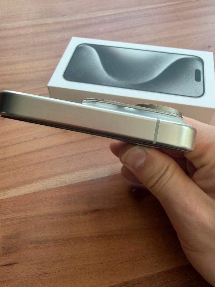 Apple iPhone 15 Pro 128GB Natural Titanium - 5