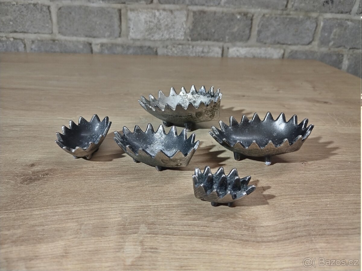 Retro ježek – sada kovových popelníků - 5