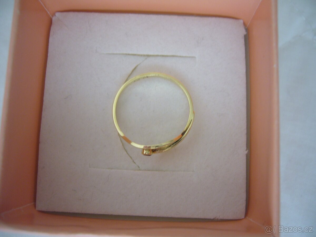 Prodám zlatý prstýnek s kamínkem - 5
