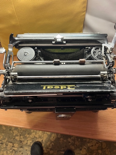 Prodám starý psací stroj Naumann IDEAL,plně funkční - 5