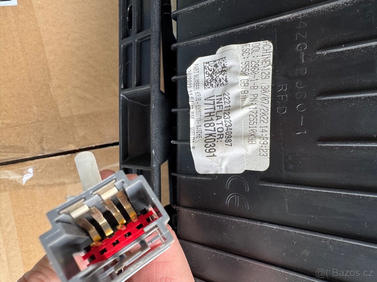 Přihrádka spolujezdce Ford Mustang 6. gen LHD - 5