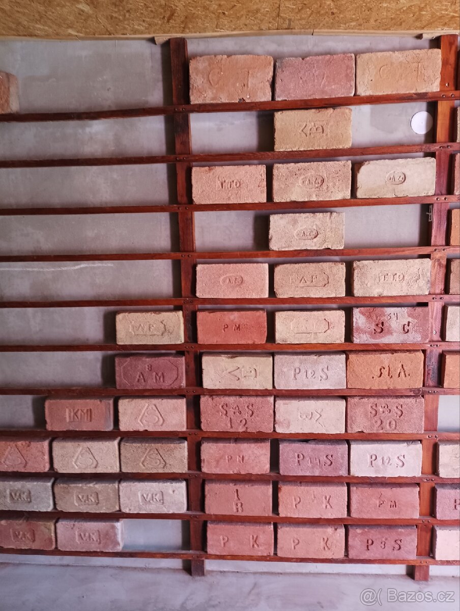 Prodám staré cihly s různými kolky - 5