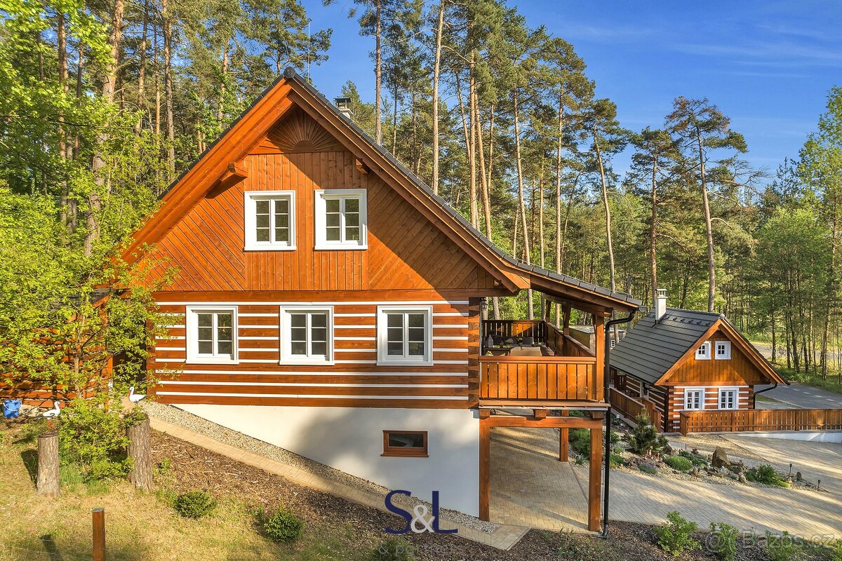 Dvě roubené novostavby na jednom pozemku s fotovoltaikou – ú - 5