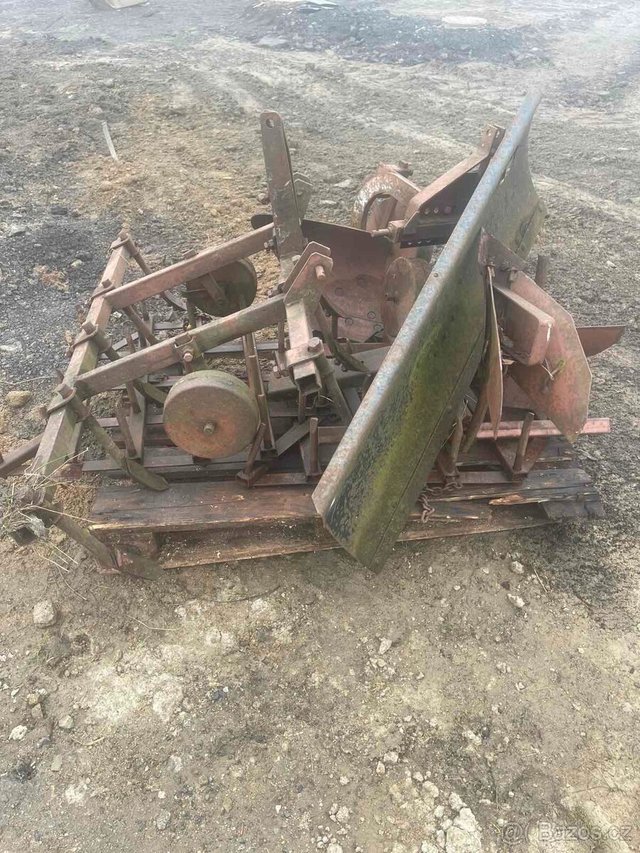 Traktor BELORUS 082 a příslušenství. - 5