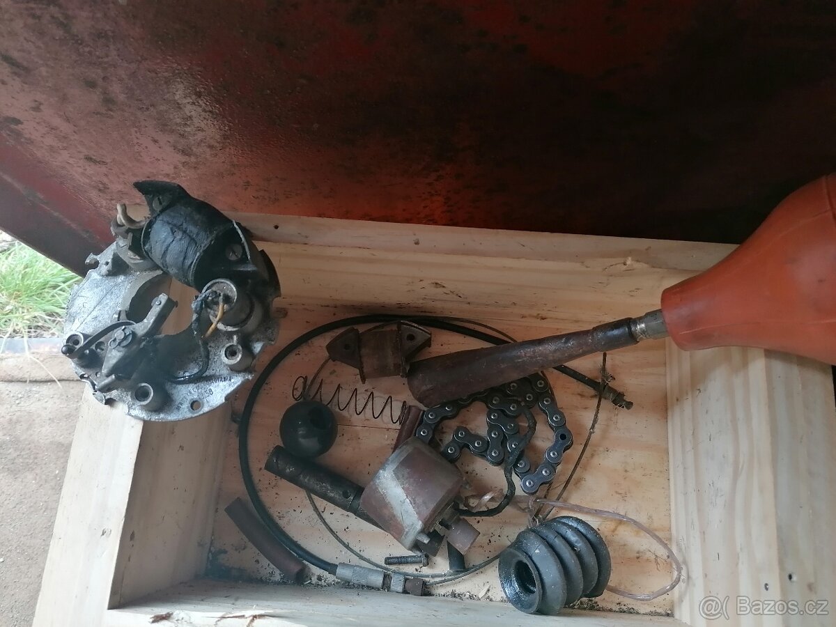 ČZ 125 C Originál víčko nádrže karburátor atd - 5