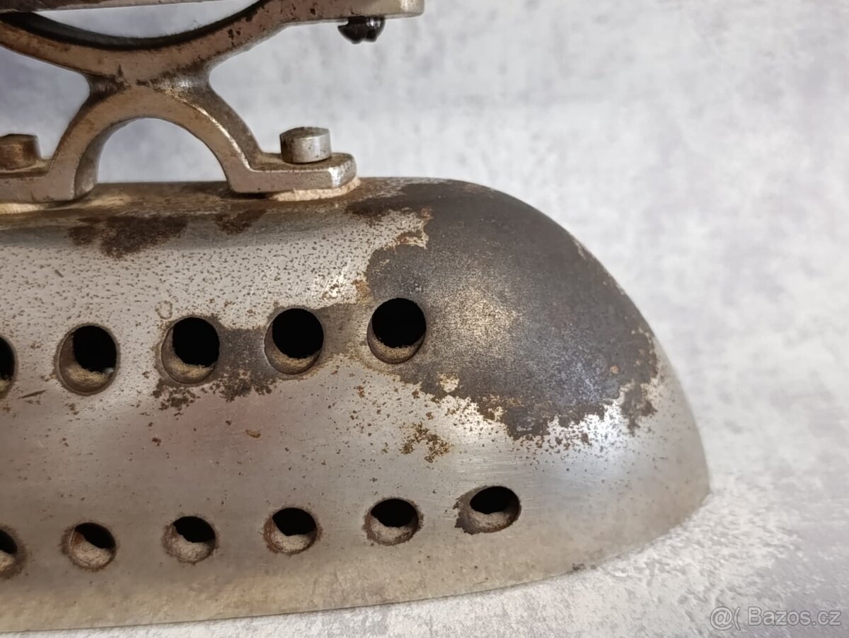 Velmi stará menší lihová žehlička OMEGA - 5