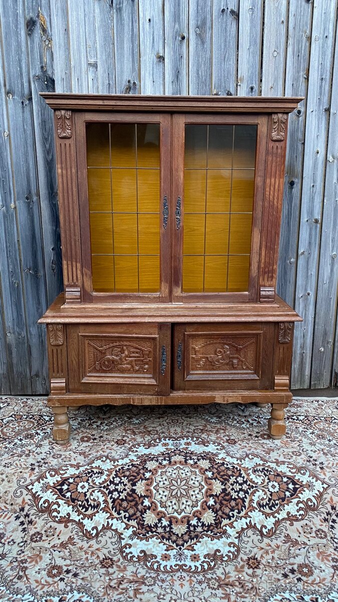 Vyřezávaná skříňka s vitrínou - 5