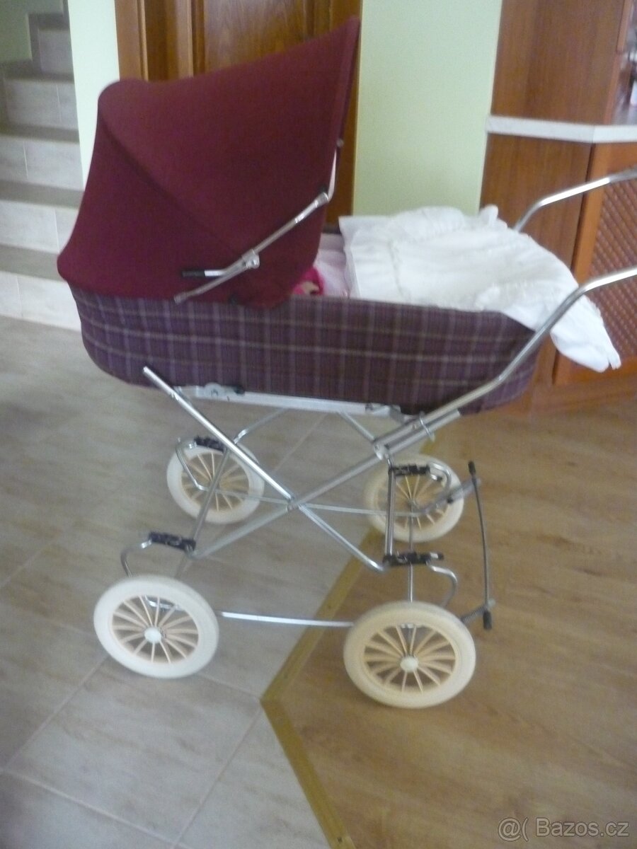 Nostalgický starý retro kočárek. - 5