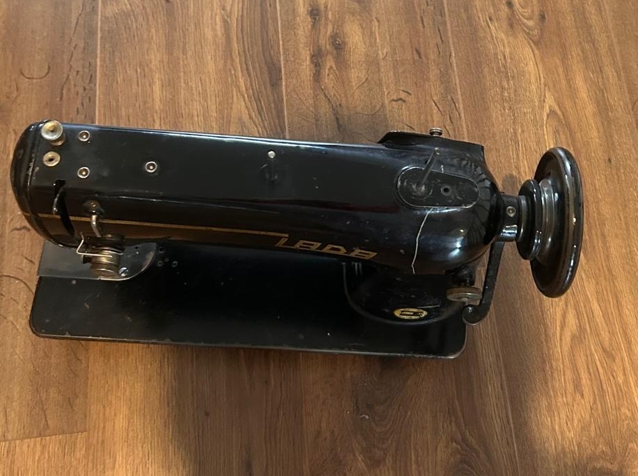 2ks šicích strojů. 1x kožešnický a 1x klasický - 5