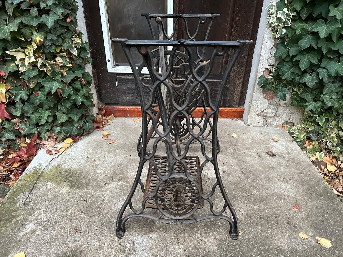 Krásné nohy od šicího stroje SINGER - 5