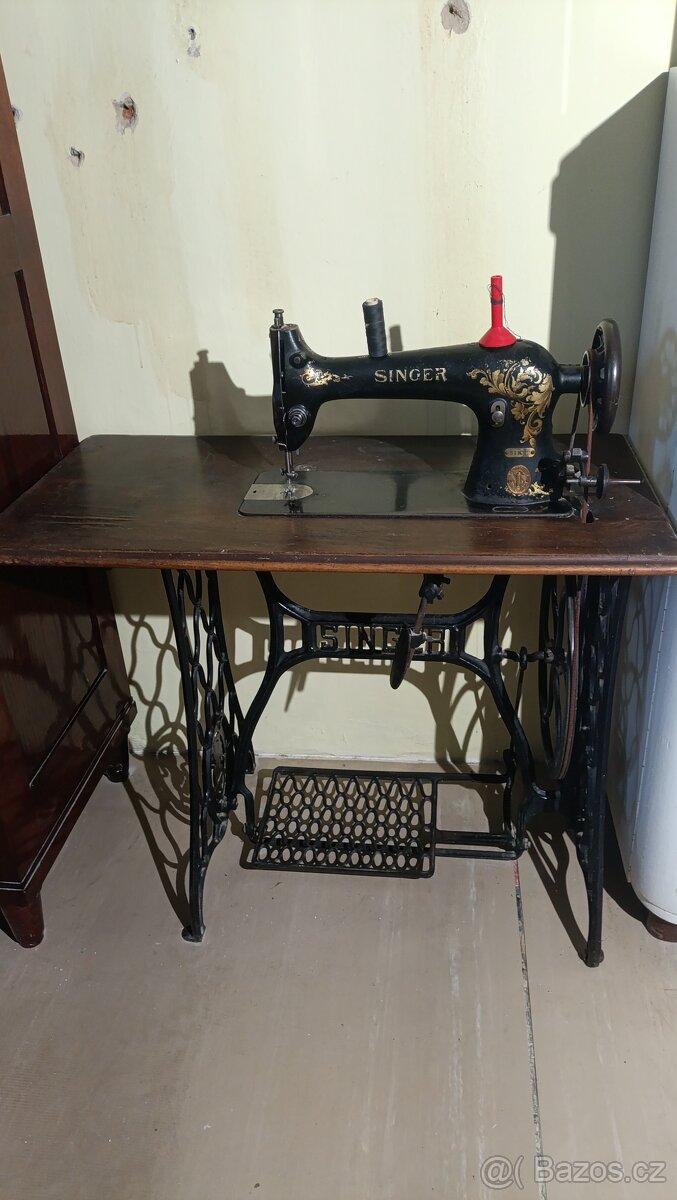 krásný retro šicící stroj - 5