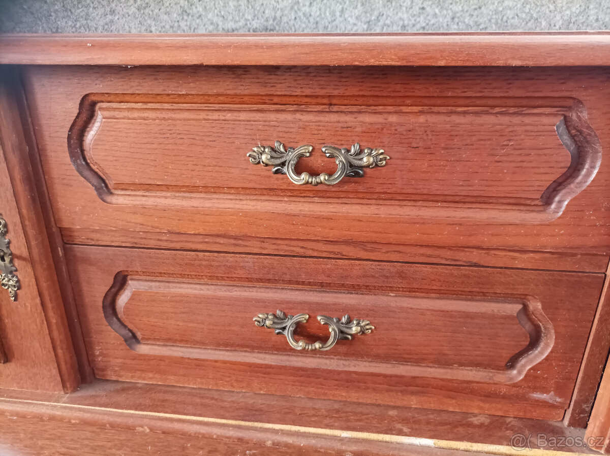 Starší vyřezávaná komoda - 5