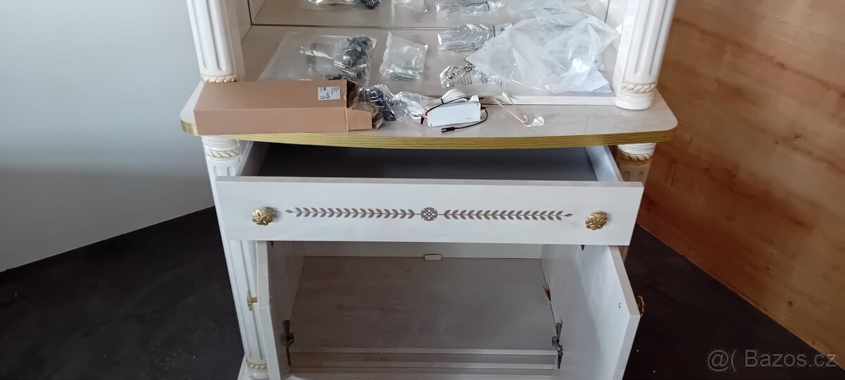 Prodám vitrínu bílo zlaté barvy - 5