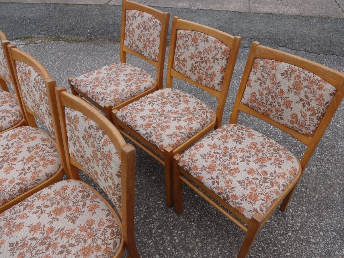 Dřevěná čalouněná židle.TON - 5