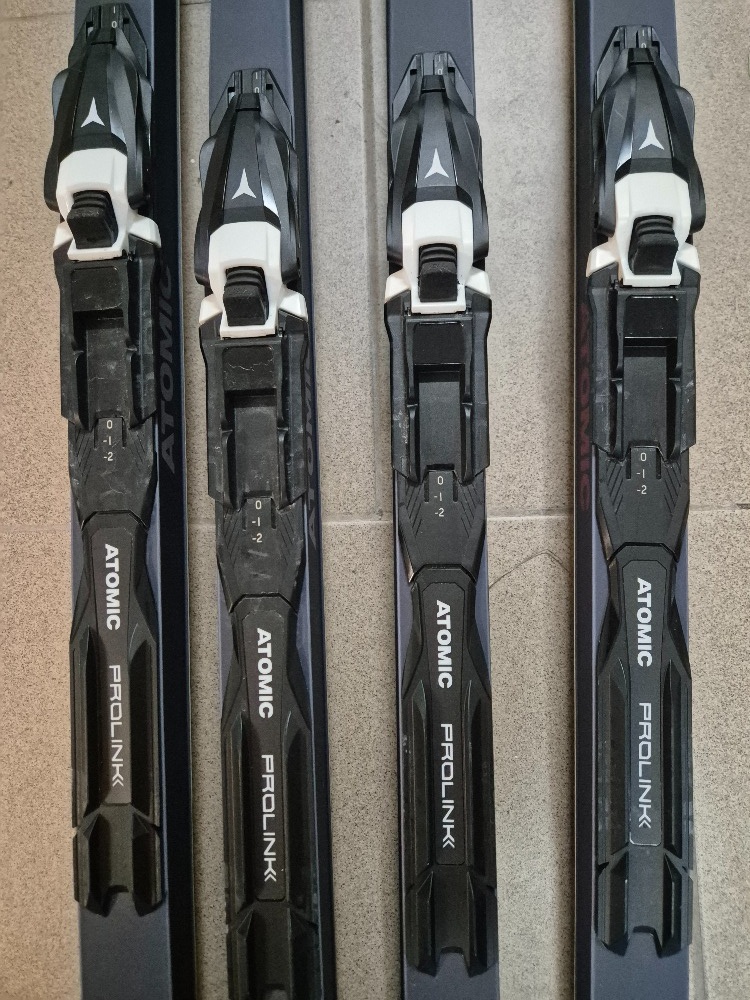 Běžky Atomic s mohérovým pásem vč. vázání - 5