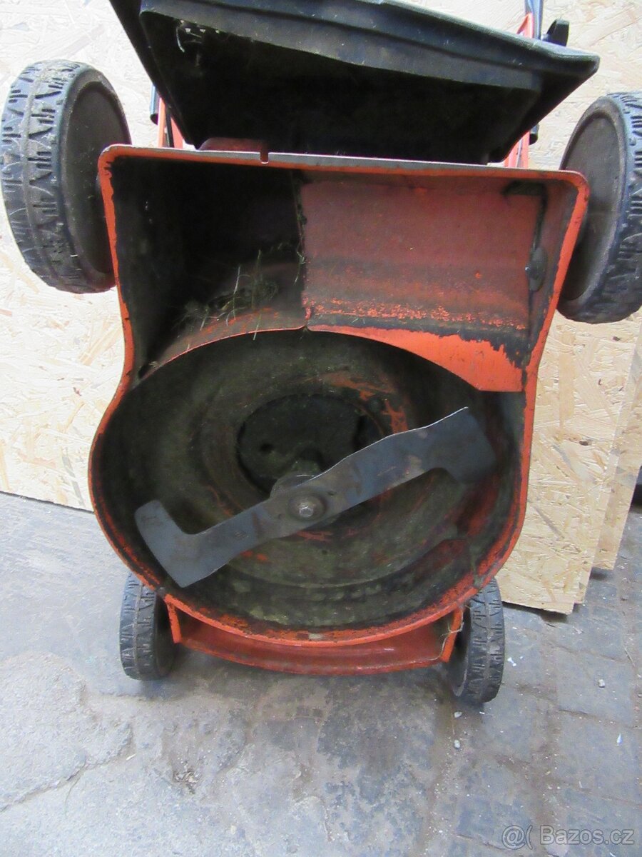 Nabízím sekačku Oleo mac . Na ND. Má větší vibrace. Původní - 5