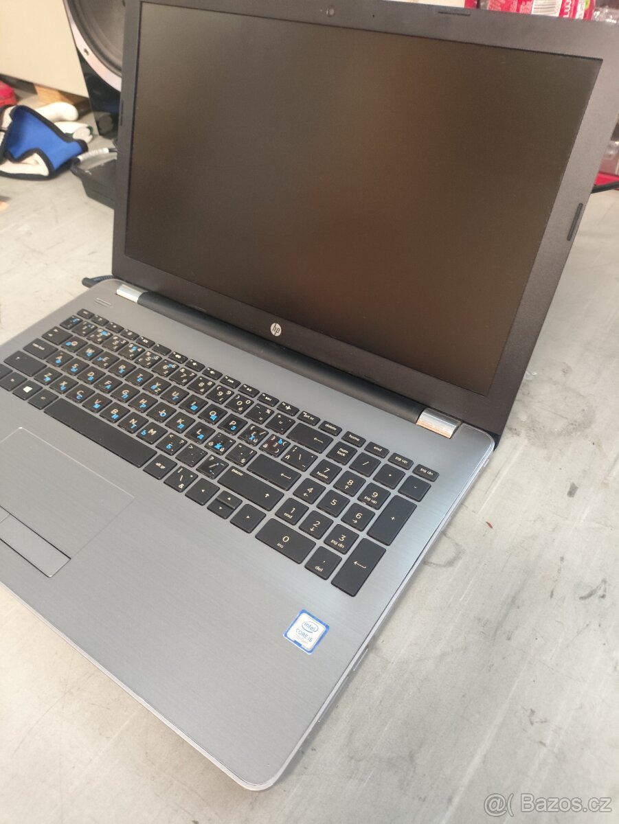 Výkonný notebook HP i5 7gen - 5