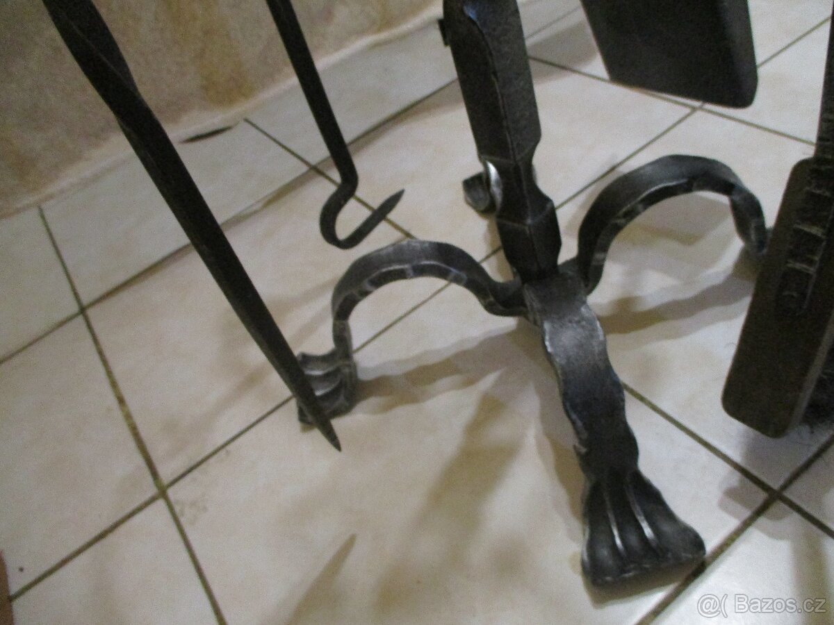 RUČNĚ KOVANÝ STOJAN KE KRBU S NÁŘADÍM - 5