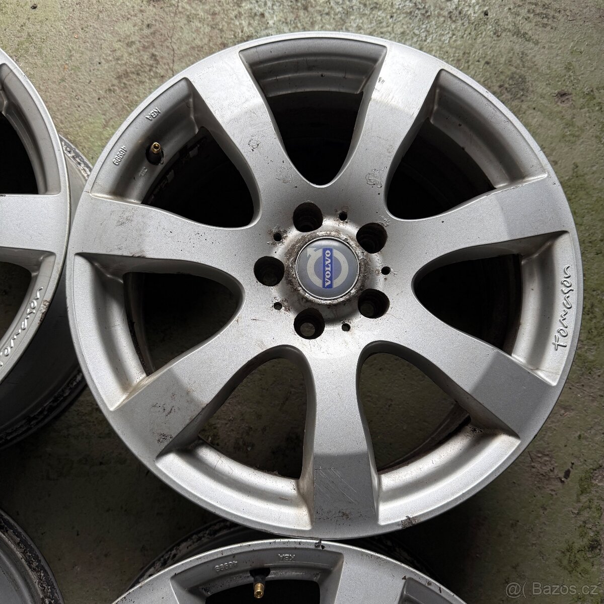 17" alu litá kola Volvo XC70 III - 5x108 - 5