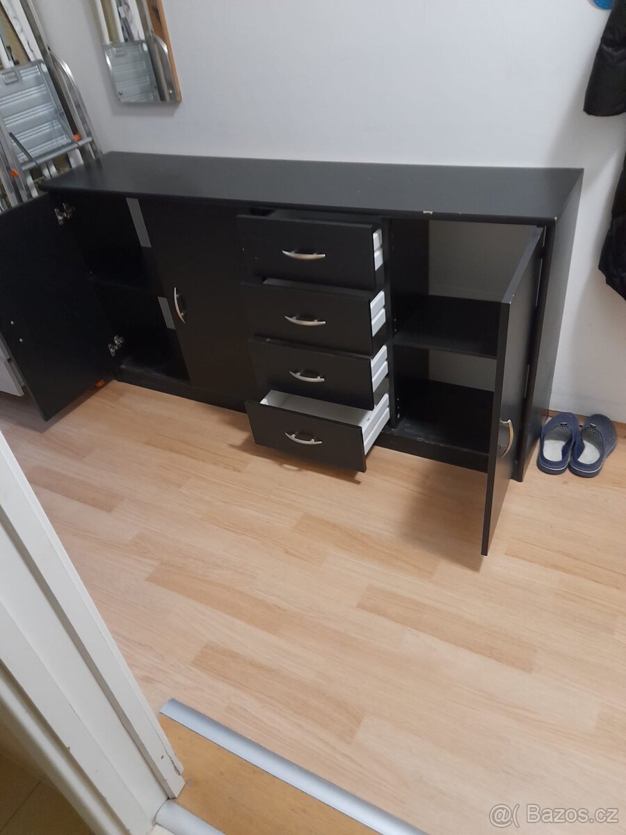 Černá komoda - 5