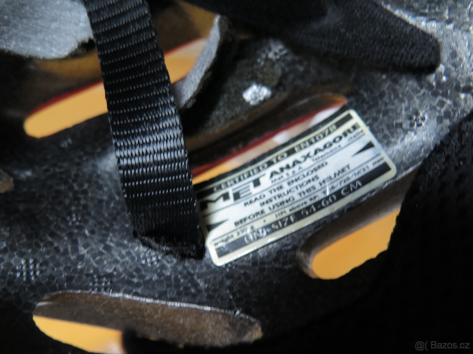 Helmu na kolo zn. MET vel. 54/60, nebouraná, málo používaná - 5