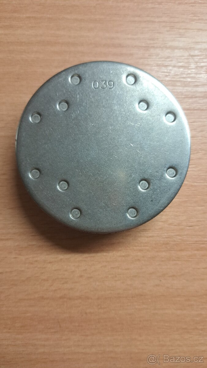 Čtyři kruhové kovové disky - 5